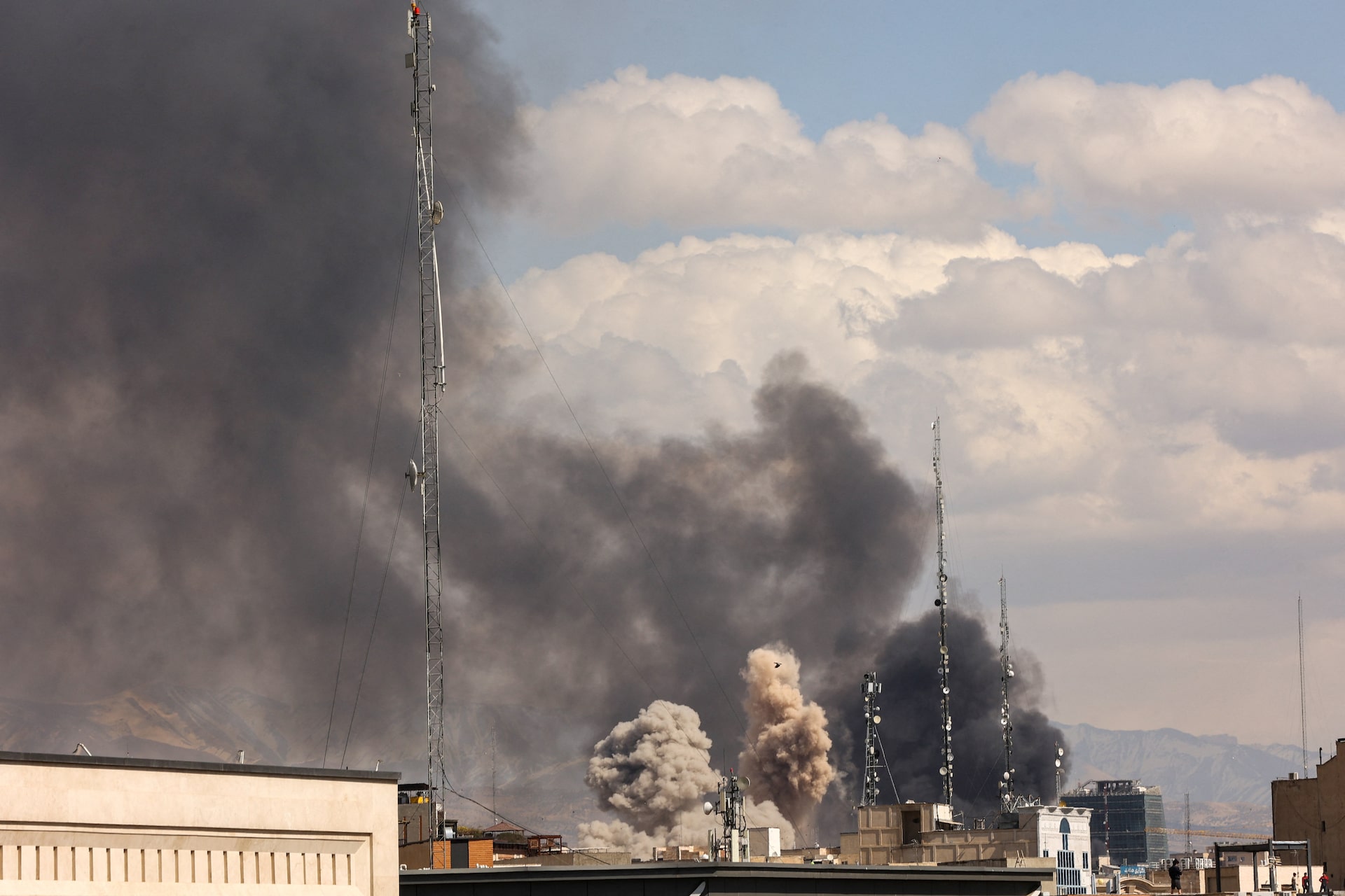 イランの「黒い雨」、ＷＨＯが健康被害を警告