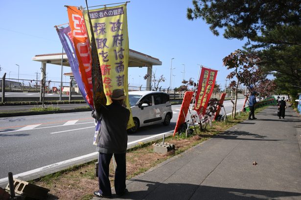 辺野古ゲート前、抗議行動を中止 船転覆死亡事故受け 漁港では犠牲者を弔う姿も 沖縄