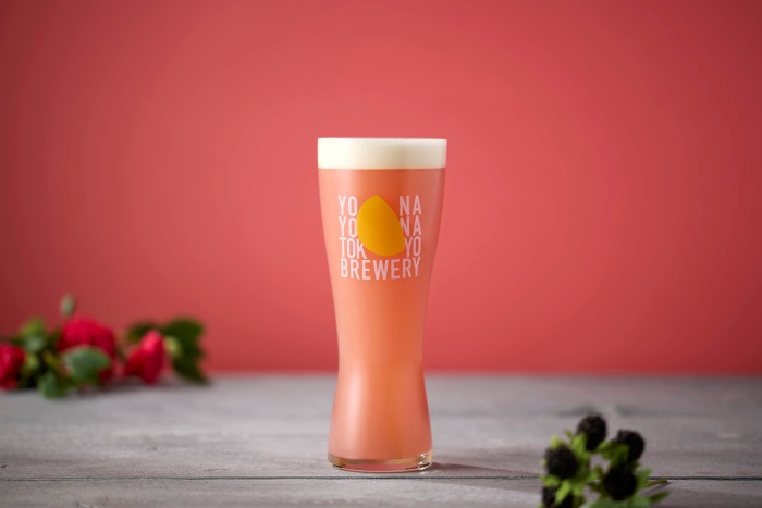 TOKYO-POPシリーズ第一弾「Fruit-Quartet-Hazy（フルーツカルテットヘイジー）」のイメージ写真。濃いピンクの背景の中心にビールがあり、ベリー系の果物が一部周りに飾ってある