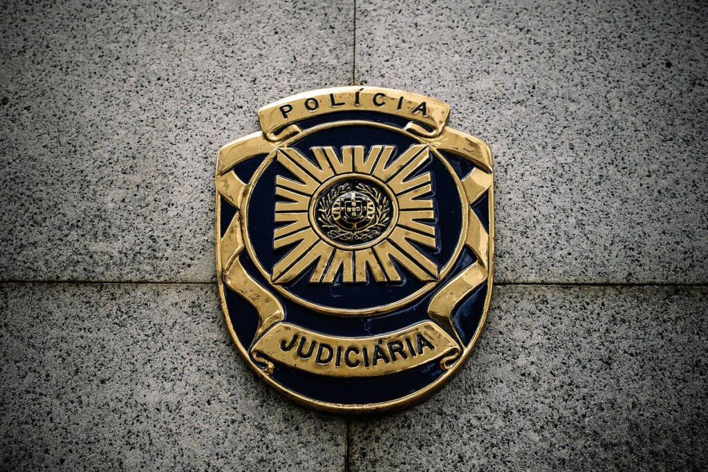 アルマダでサッカーの試合中に鎌を使って殺害する若者