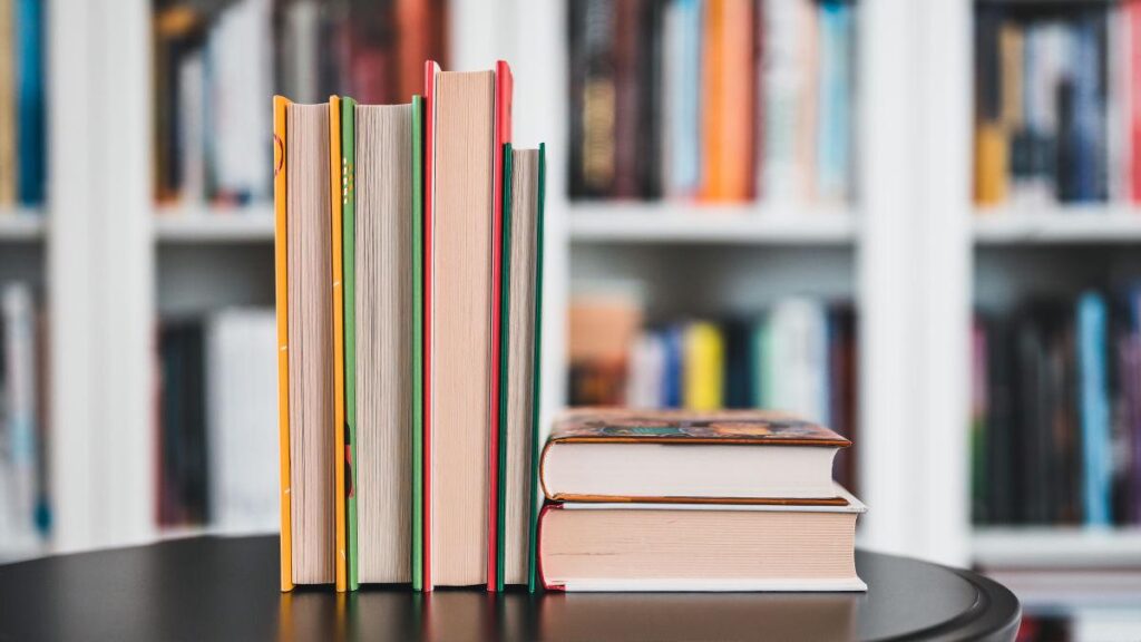 AIが不適切と判定した約200冊の本が学校の図書室から撤去される、「一九八四年」「チェンソーマン」「鬼滅の刃」「呪術廻戦」「ワンパンマン」など