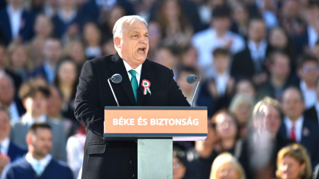 選挙集会で群衆が右派首相にブーイングを浴びせ、冷静さを失うオルバン首相