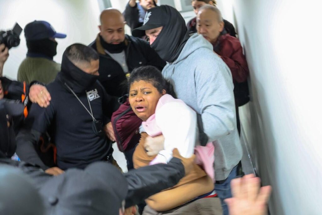 ICEが入国管理裁判所で人々を逮捕するよう職員に誤って指示したと司法省が認める