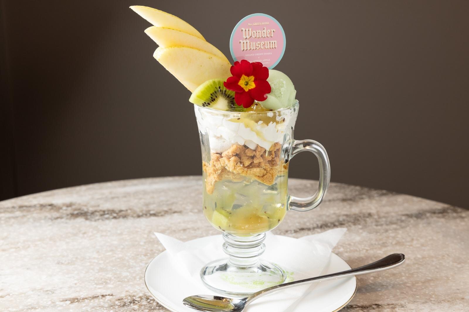 3種のフルーツのグリーンパフェ 1,760円 ※テイクアウト可 場所：丸福珈琲店 ザ・コーヒー パーラー(南館1階)