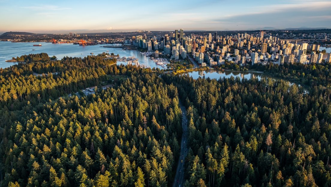 バンクーバーの広大なスタンレーパークは街の中心部と隣り合わせ　Photo: Destination Vancouver / Coast Mountain Photography