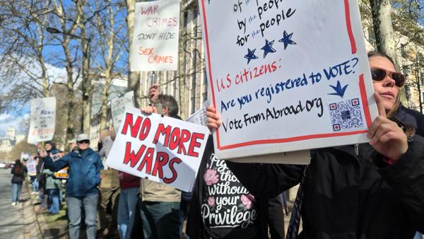 ブリュッセルのデモで米国の抗議者らがドナルド・トランプ大統領の政策を非難