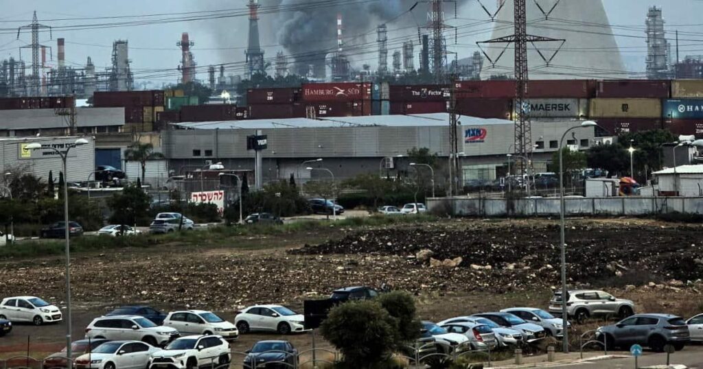 イランがイスラエルの製油所攻撃、大きな煙 ガス田関連施設空爆への報復か