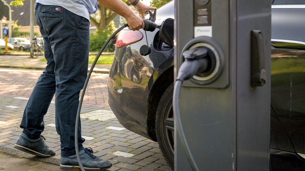 環境汚染企業は電気自動車の所有者に支払いを行う