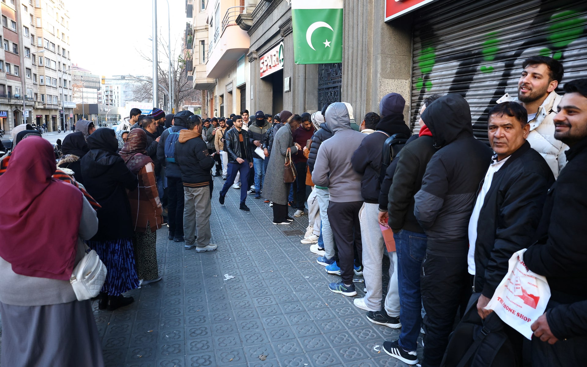 焦点:スペインの移民50万人合法化策、開始前に現場はパンク状態