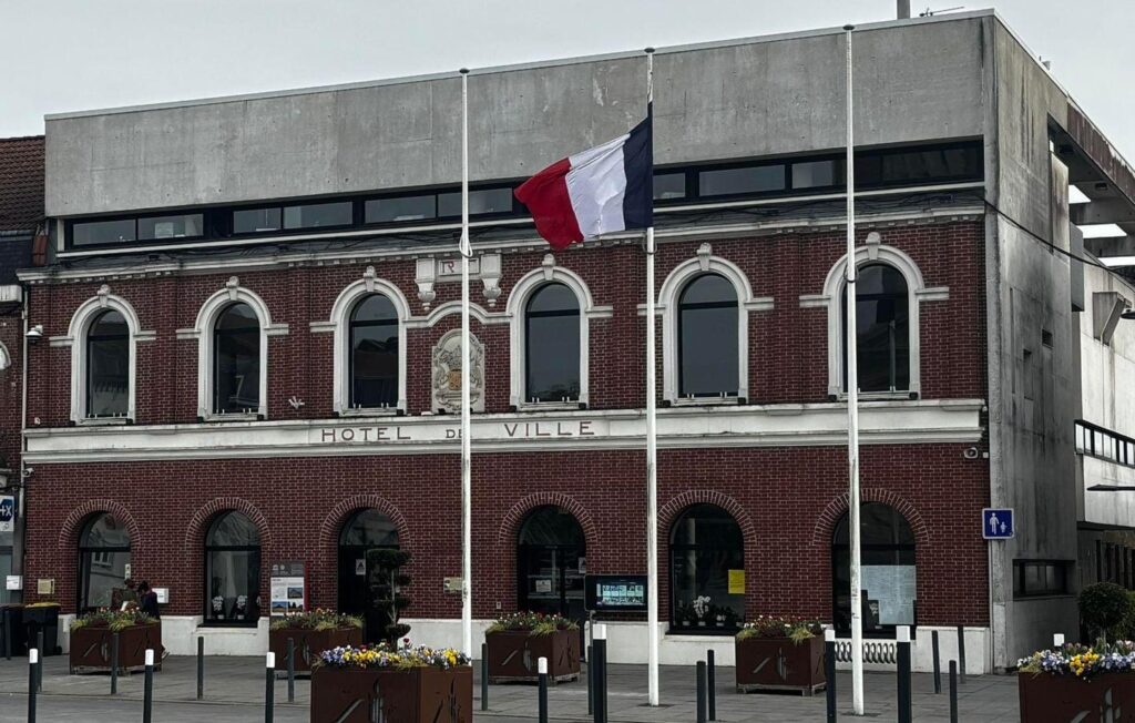 市政2026年：市庁舎からヨーロッパとウクライナの国旗が消え、RNに渡される