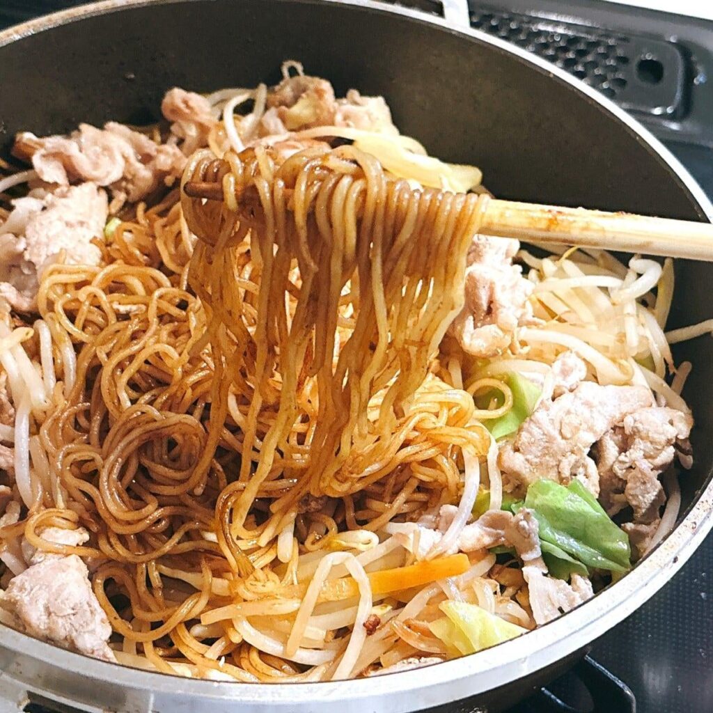 【ヒント：酒】「大さじ1加えるだけ」焼きそばがもっちり仕上がる“意外な調味料”「水は使わない」「最後までおいしい」