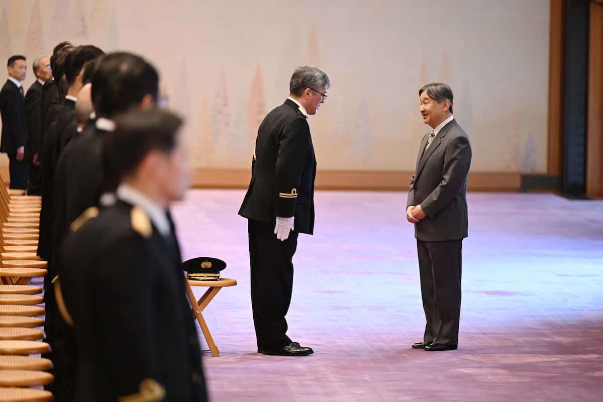 法務大臣と矯正協会から表彰された法務省の矯正職員と面会し、声をかけられる天皇陛下＝4日、皇居・宮殿「春秋の間」