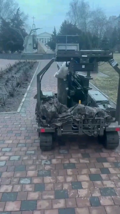 FN MAG機関銃と自動目標捕捉システムを装備したウクライナのUGV（地上ドローン）ドロイドTW-7.62が、クラマトルスク上空でロシアのFPVドローンを撃墜した。 2026 年 3 月 3 日公開