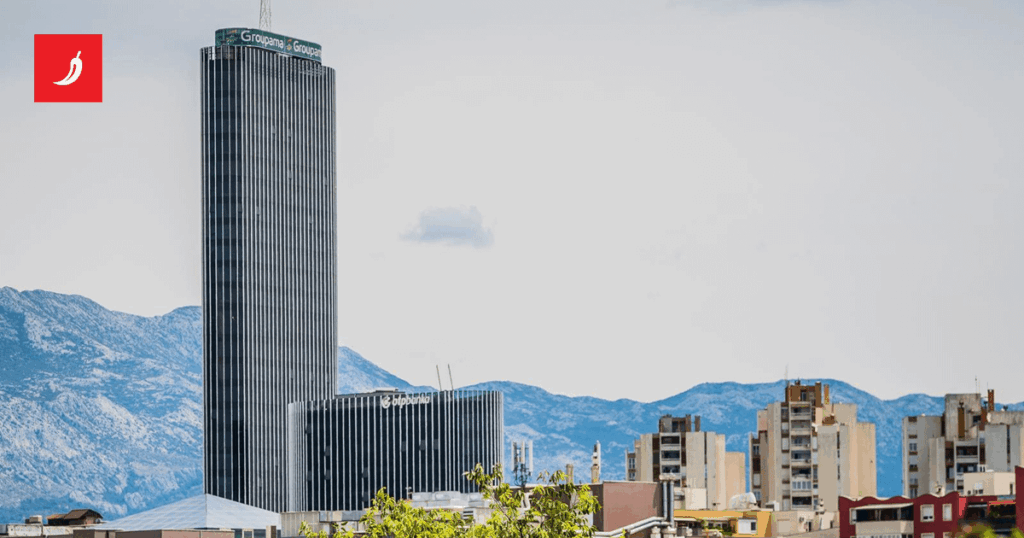 スプリトのダルマチア塔からパラシュートを持った男性が飛び降り、車に着地した