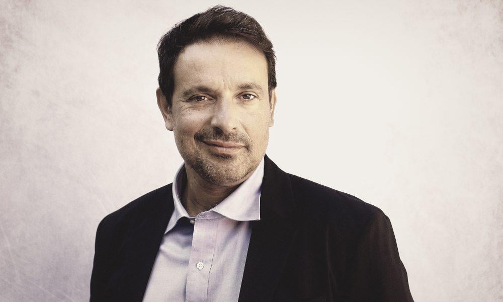 ブルーノ・サロモーネが家族を離れる 800台のレネゲード・ジープ