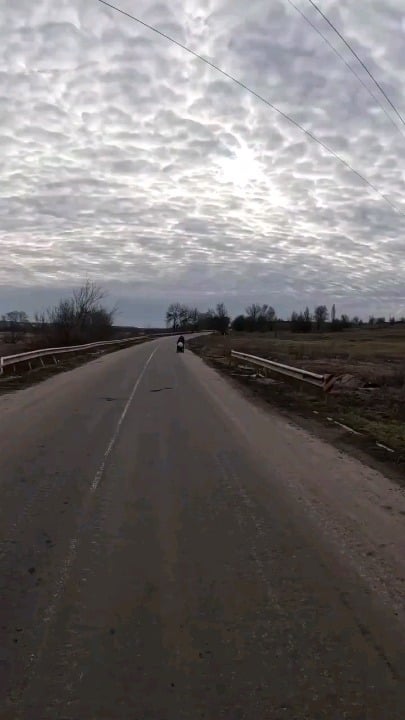 70歳のナタリアさんは、車椅子に乗った夫を押して殺人区域から外へ出した。彼らはドローンの下で、遺体で覆われた道路に沿って13キロメートルを飛行した。休みはありません。選択の余地はありません。愛だけ。 「私たちは51年間一緒に過ごしてきました。私は彼を決して離れるつもりはありません。」ウクライナ、2026 年