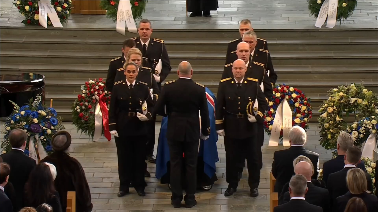 ダヴィズ・オドソンの棺がハットルグリムス教会から運び出される