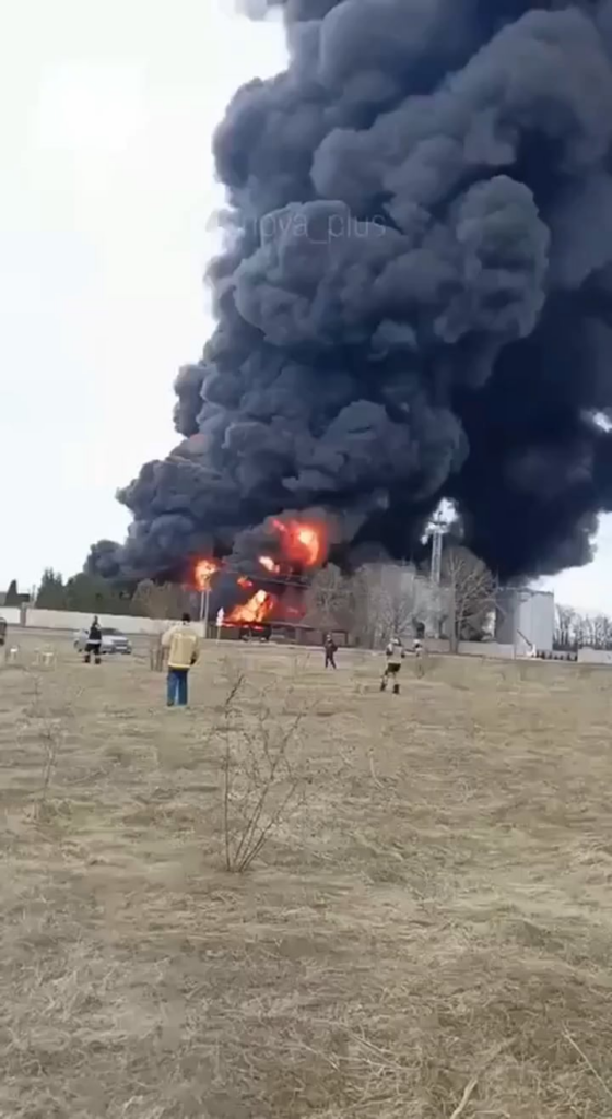 ロシアのクラスノダール地方ラビンスクでは、石油貯蔵所の火災が風向きが変わってから悪化している。ウクライナ制裁は免除されない。