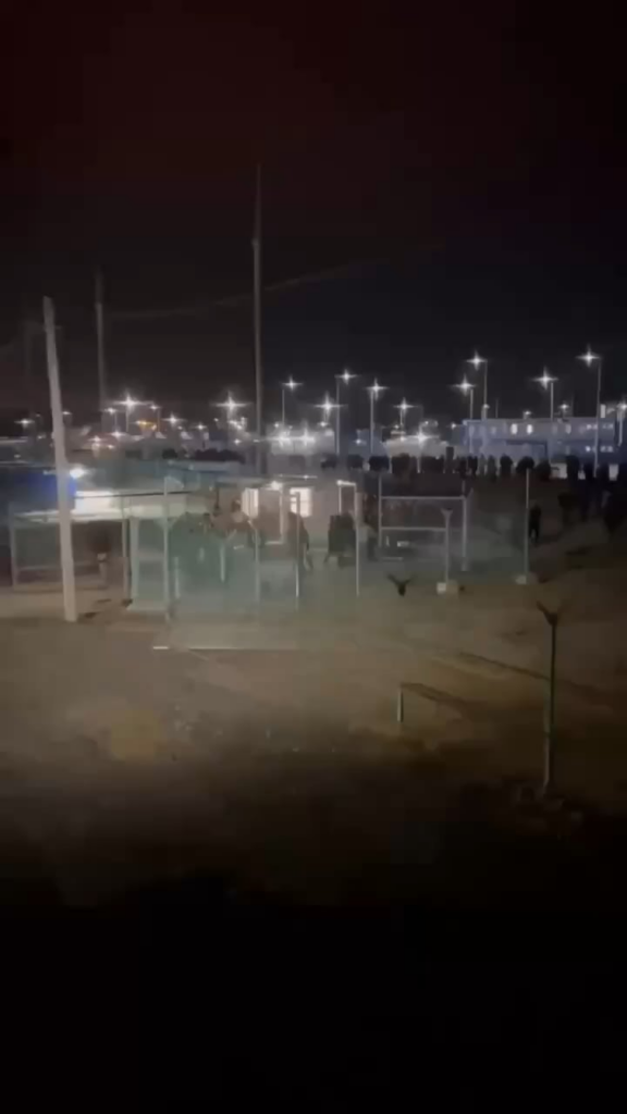 未確認の報告によると、ウスチルーガ港の労働者がウクライナのストライキにより暴動を始めたという。このビデオでは、警備車両が暴徒を轢こうとしています - 2026 年 3 月