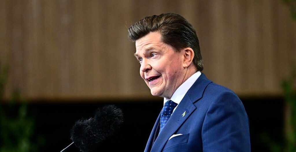 学生が講演者にバナナを投げつけた - ボディガードが介入