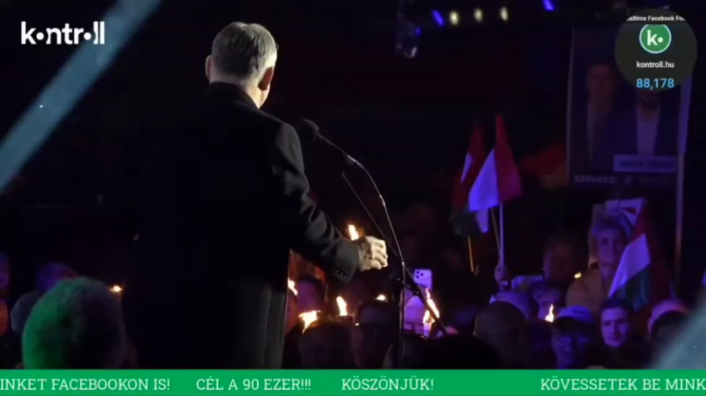 ドゥナウージヴァーロシュの反対デモ参加者がオルバンに向けて汚いフィデスを叫び、そこにバスで運ばれてきたフィデスが彼らを攻撃した