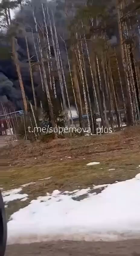 ロシアの沿海地方の港は、ウクライナによる一晩の攻撃の後、依然として激しく燃え続けている。レニングラード地域 - 2026 年 3 月