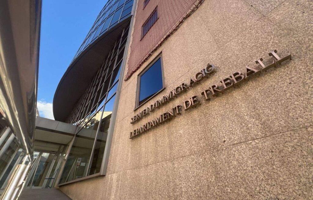 政府は、国内で異常事態に陥った者が見つかった場合、家族全員を追放すると警告した