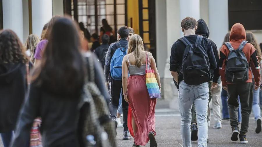 2 人に 1 人以上の生徒が高校を選択しています。人文科学は成長していますが、メイド・イン・イタリーは依然として大失敗です。 4+2 ルートは専門家を惹きつける