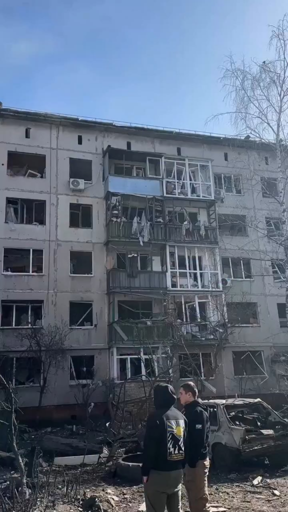 ロシアの滑空爆弾3発がスロビアスクの町の近所に投下された（NSFW、グラフィック）