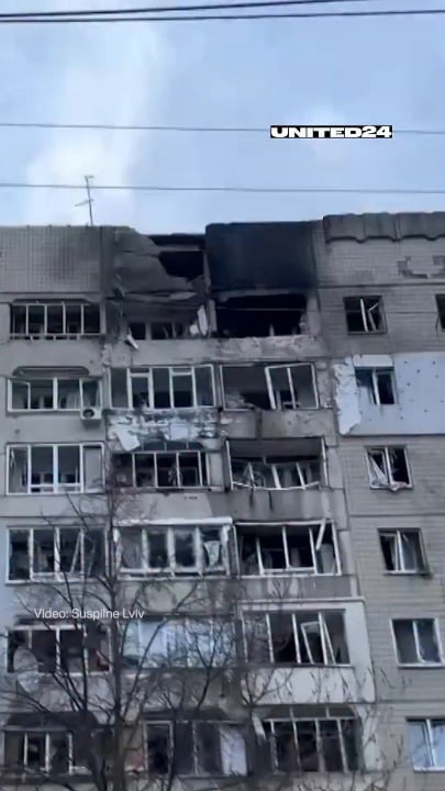 今日のリヴィウ攻撃中、ロシアの無人機が自宅を攻撃した直後、男性がウクライナ国旗を掲げる