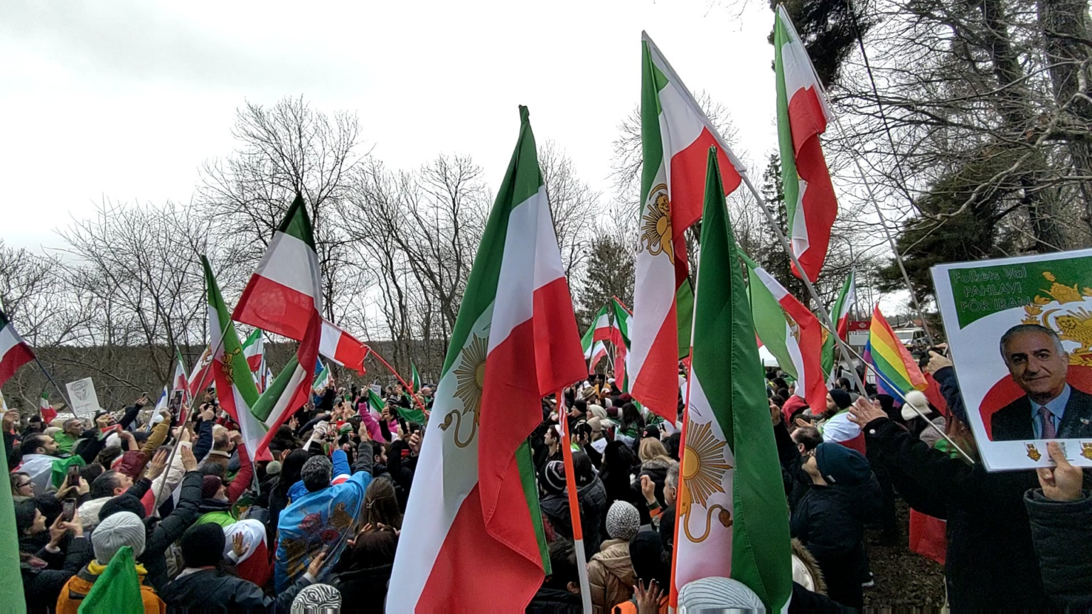 今日はストックホルムのイラン大使館前で踊りながら祝う