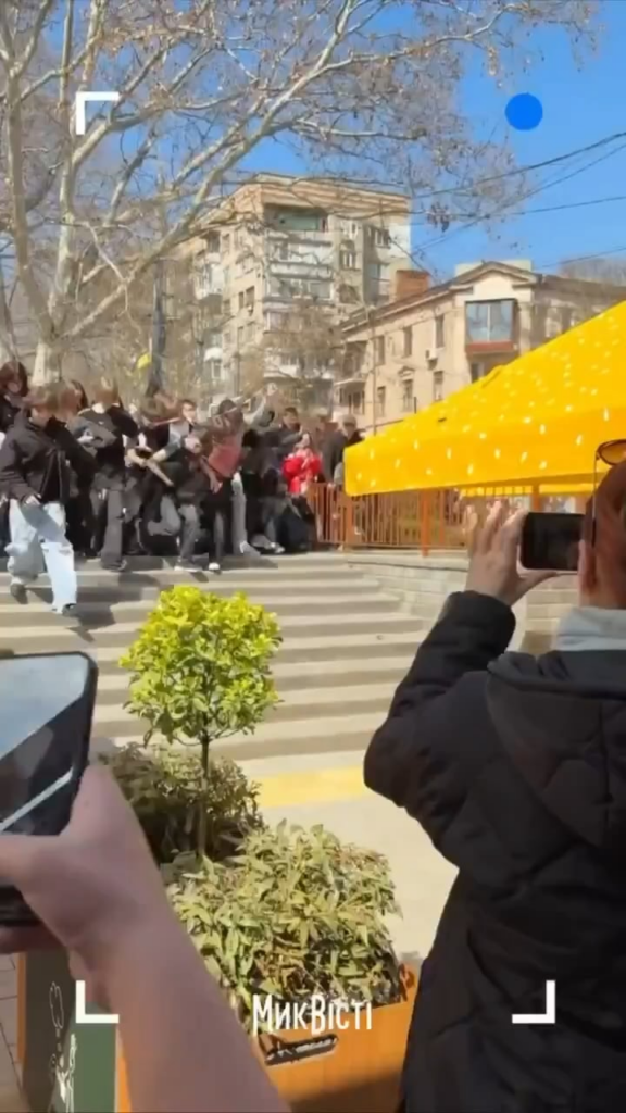 ミコラフ: マクドナルドは再開しています。前線からわずか60kmのところで、砲撃や空爆に見舞われながら4年間を過ごしてきた戦争に疲れたこの都市にとって、マクドナルドが再びオープンすることは、人々に通常の生活が戻ってくる大きな出来事である。特に子供たちに！