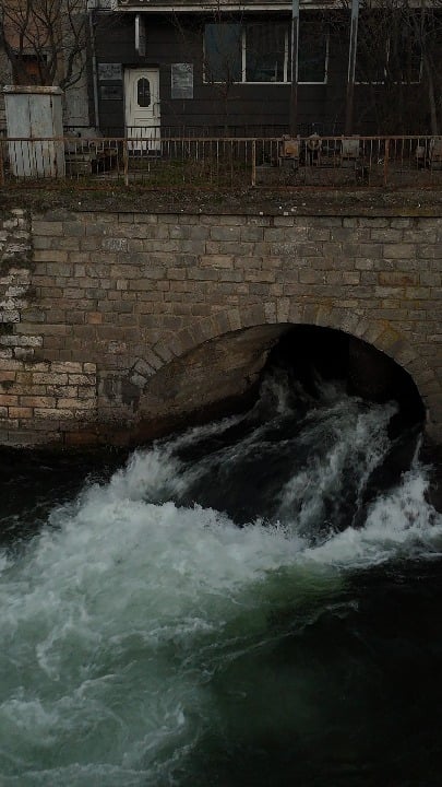 ニュースや問題から離れて水の流れを観察してください