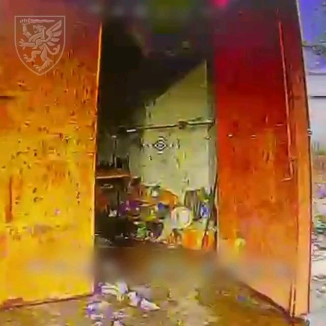 ウクライナの第80独立航空強襲旅団の隊員は、光ファイバードローンを使用してロシアの物流施設を特定し破壊し、UAZ「ブカンカ」バン、四輪バイク、数台のオフロード車を攻撃した。おそらくクルスク方向だろう。 2026 年 4 月 3 日公開