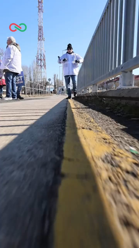 これは、チェペル出身の命知らずのヴィルモス・カタイ・ネメス氏（ブダペスト09選挙区のティサ党の候補者）がグバチ橋を列車で走らせた様子です。