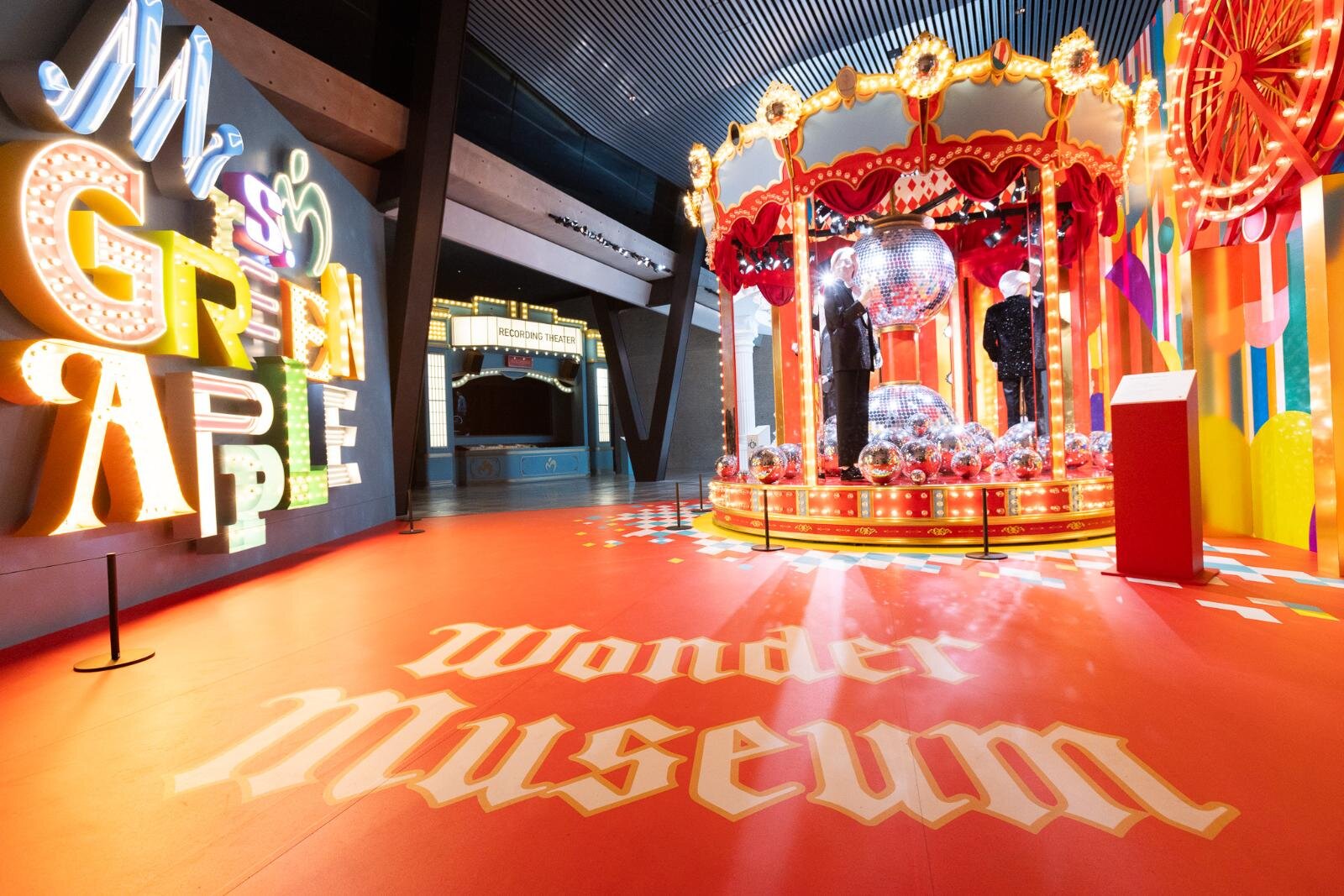 Mrs. GREEN APPLE“体験型”大規模展覧会が大阪で、初公開ステージ衣装やコラボメニュー｜写真6