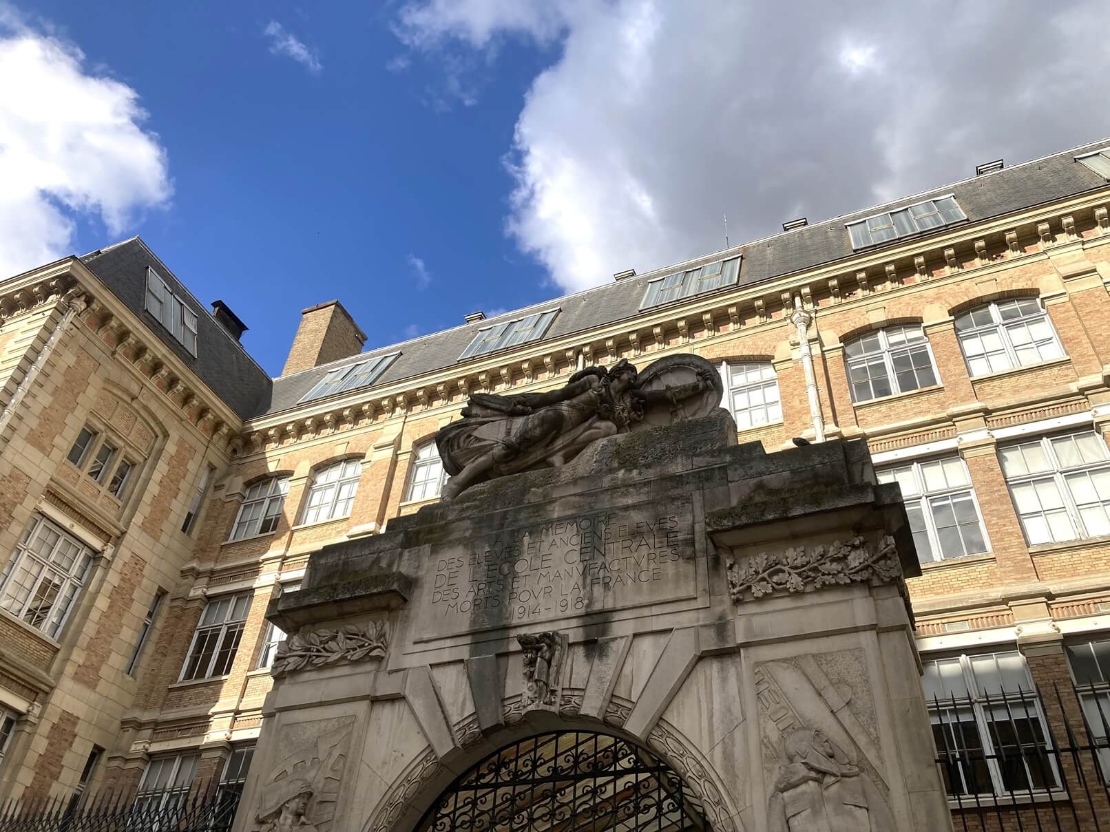 パリ・カルチャー情報「パリの建物を支える女性像、「カリアティード」の秘密」