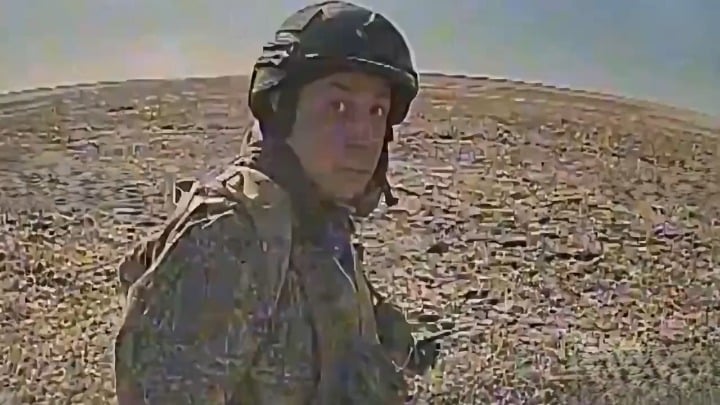 ロシア兵士は頭に衝突するFPVドローンをかわそうともしない。マディヤールの鳥、2026 年 3 月