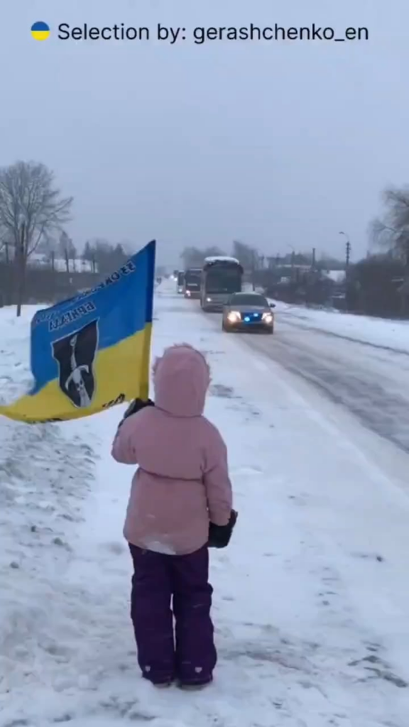 💙💛💙🇺🇦🇺🇦🇺🇦 チェルニーヒウ地方の田舎の国境集落に住む8歳のリザ・オスタペンコ君は、どんな天気でも、どんな時間帯でも、どんな季節でも、ロシアの捕虜から戻ってきたウクライナ人ディフェンダーたちを出迎えます