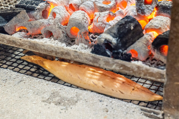 魚のうまみを閉じ込めるように、両面をしっかりと焼き上げる