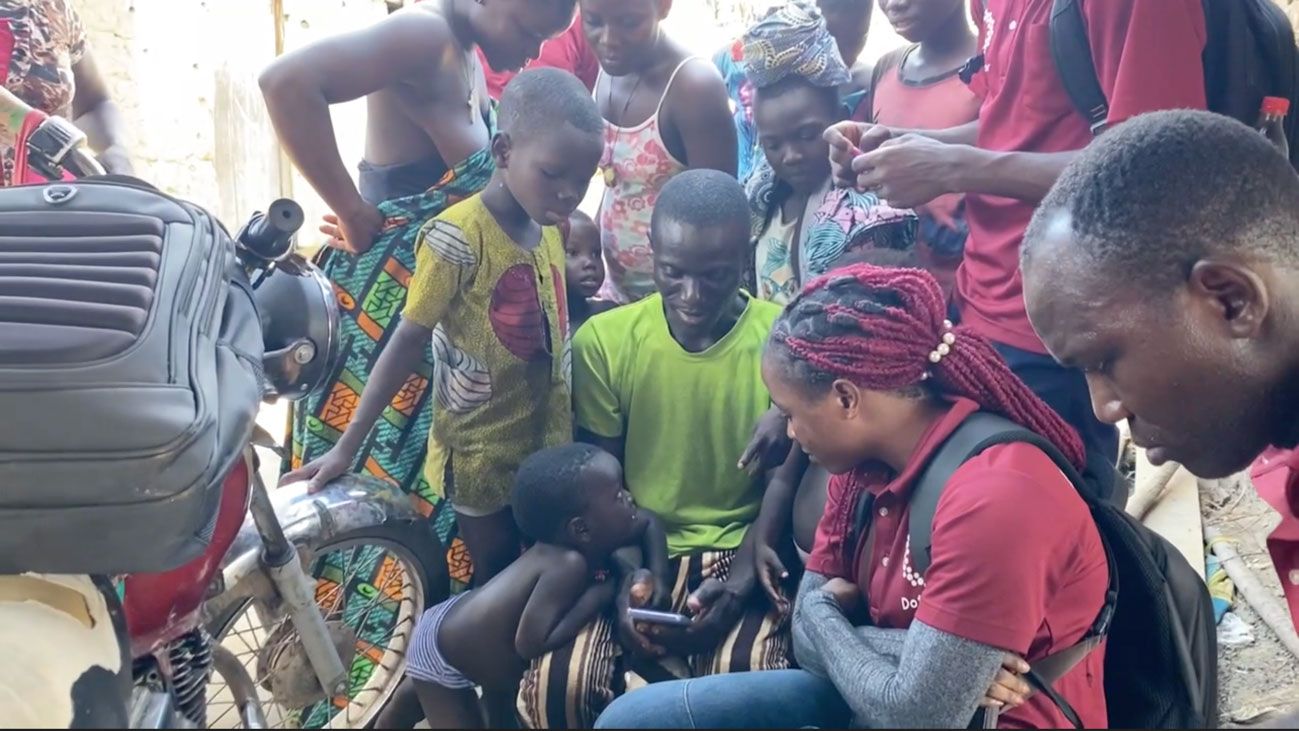 スマホの画面に見入るベナンの村人たち