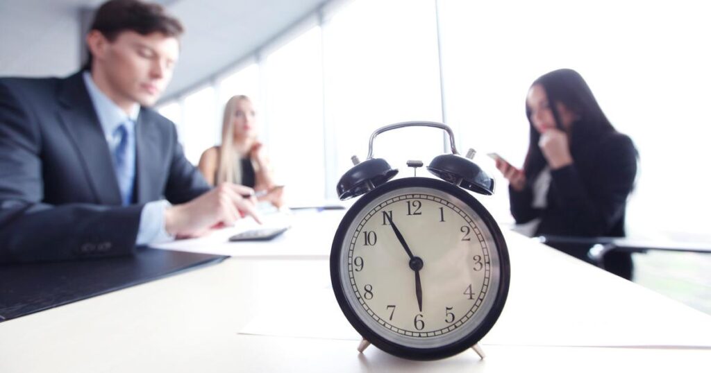 「午後 5 時 50 分に、彼らは自分の机を片付け始めますが、午後 6 時 1 分には、そこには誰もいません! »: なぜ若者は年長者のように働きたくないのか