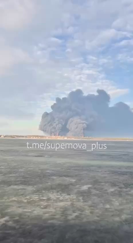 2日前のウクライナ攻撃後、レニングラード地域のロシア沿海州港石油施設で火災が依然として猛威を振るっている - 2026年3月