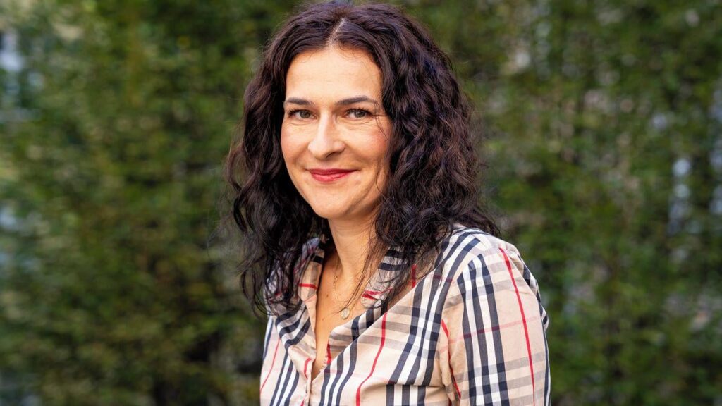 シヒタジョバは議会での任務を放棄した。それは、彼が勤務時間中に自分のビジネスを宣伝し、パートナーをアシスタントとして雇っていることに気づいたからではありません。