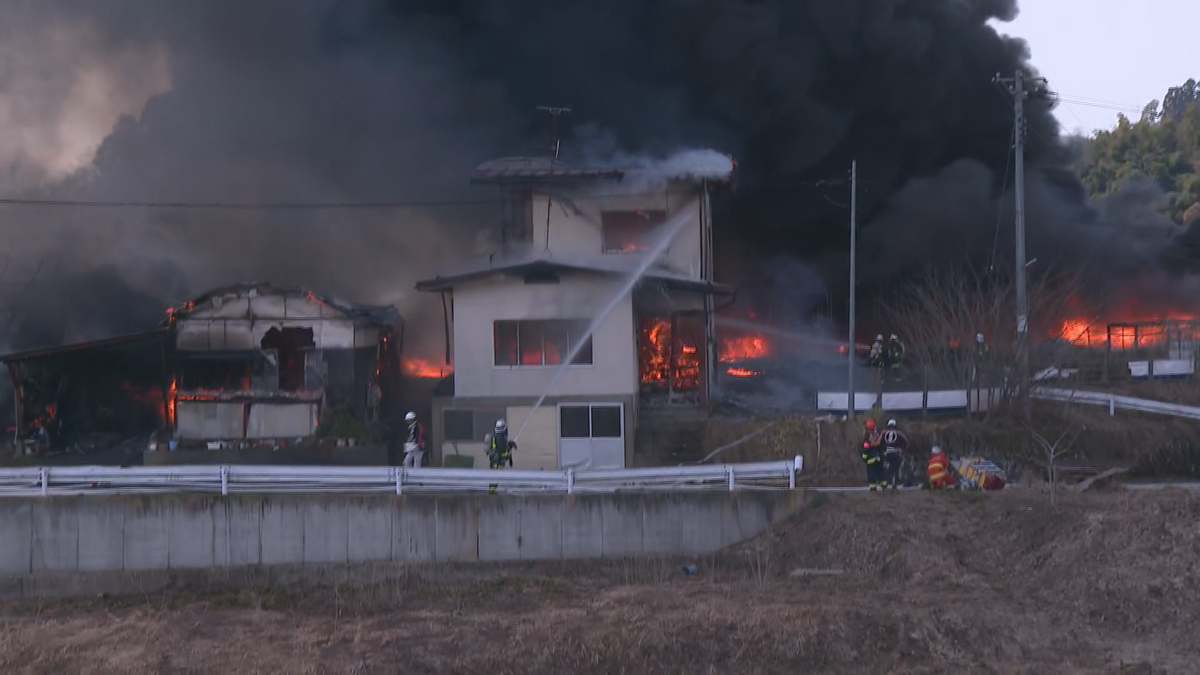 ガスバーナーで作業中に燃え広がる　住宅3棟全焼　仮設トイレ数百台も焼ける　山形県大江町の火事