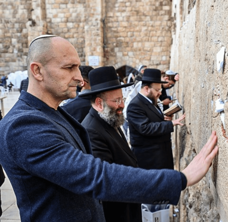 クロアチア人でカトリック教徒だが、彼はイスラエルの壁を愛している（頭にはコルスの帽子をかぶっている）