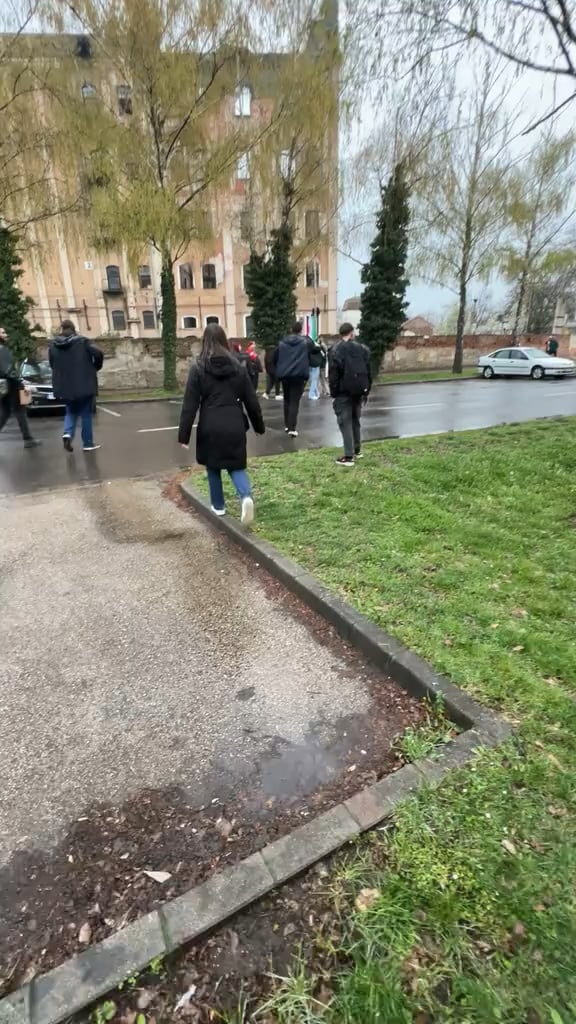 アダム・ファルハトさんは、若者はすぐに友達を作るという事実をどうすればいいのかわかりません:(