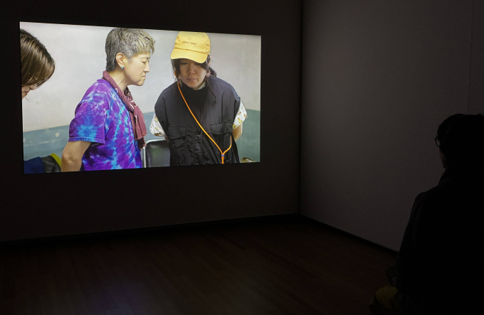 ｍamoru《声を挙げ、絶やさない―声（々）にまつわる思索、2021-2025》2026年　シングルチャンネル・ビデオ・エッセイ、４K、ステレオ（96kHz/24bit）