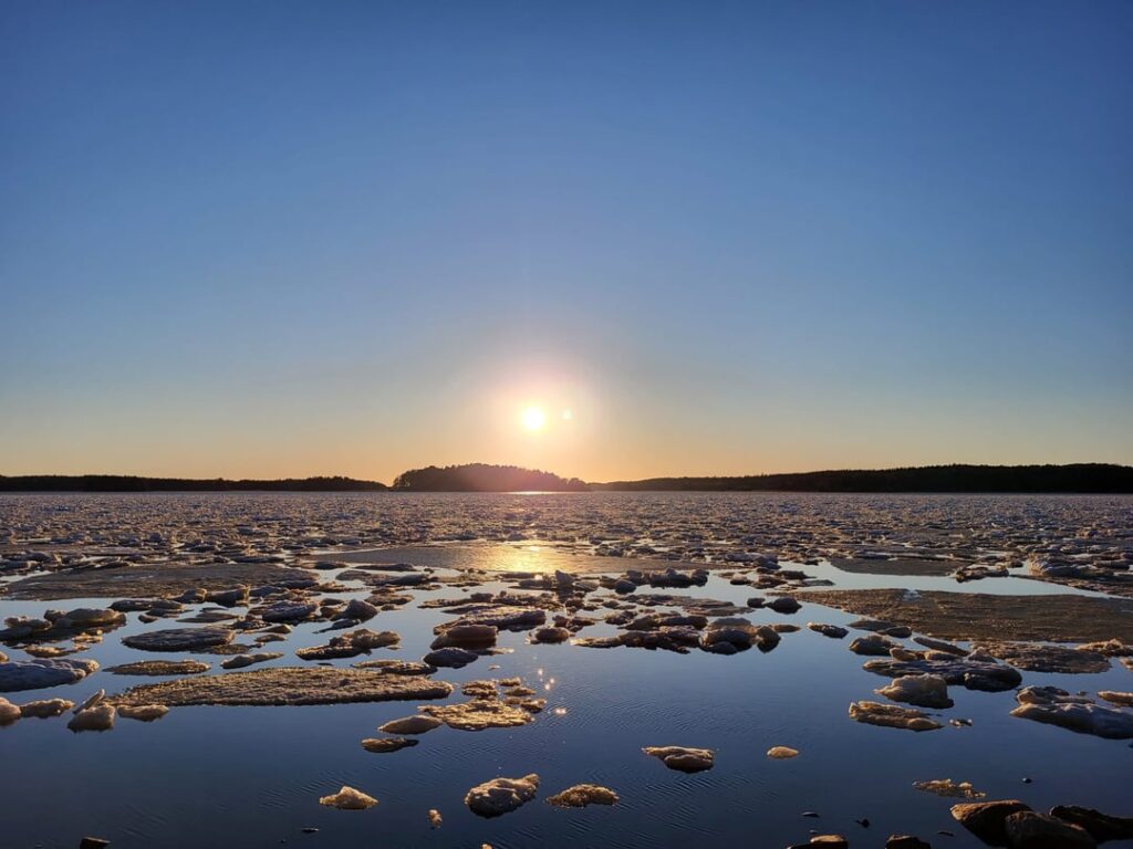 氷の流れは驚くほど美しいです。