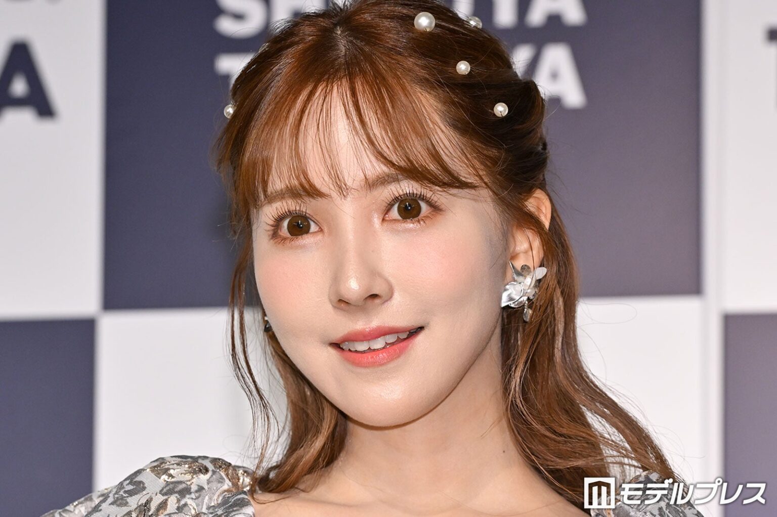 三上悠亜、美スタイル際立つキャミワンピ私服公開「シルエットが素敵」「綺麗すぎて眼福」とファン絶賛